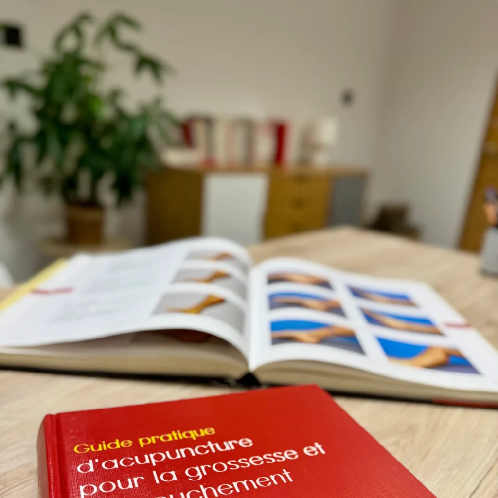 Livres d'acupuncture posés sur une table