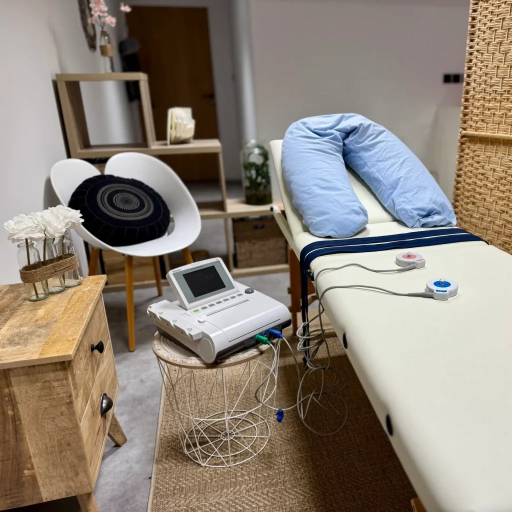 Table de consultation avec matériel pour écouter le coeur de bébé