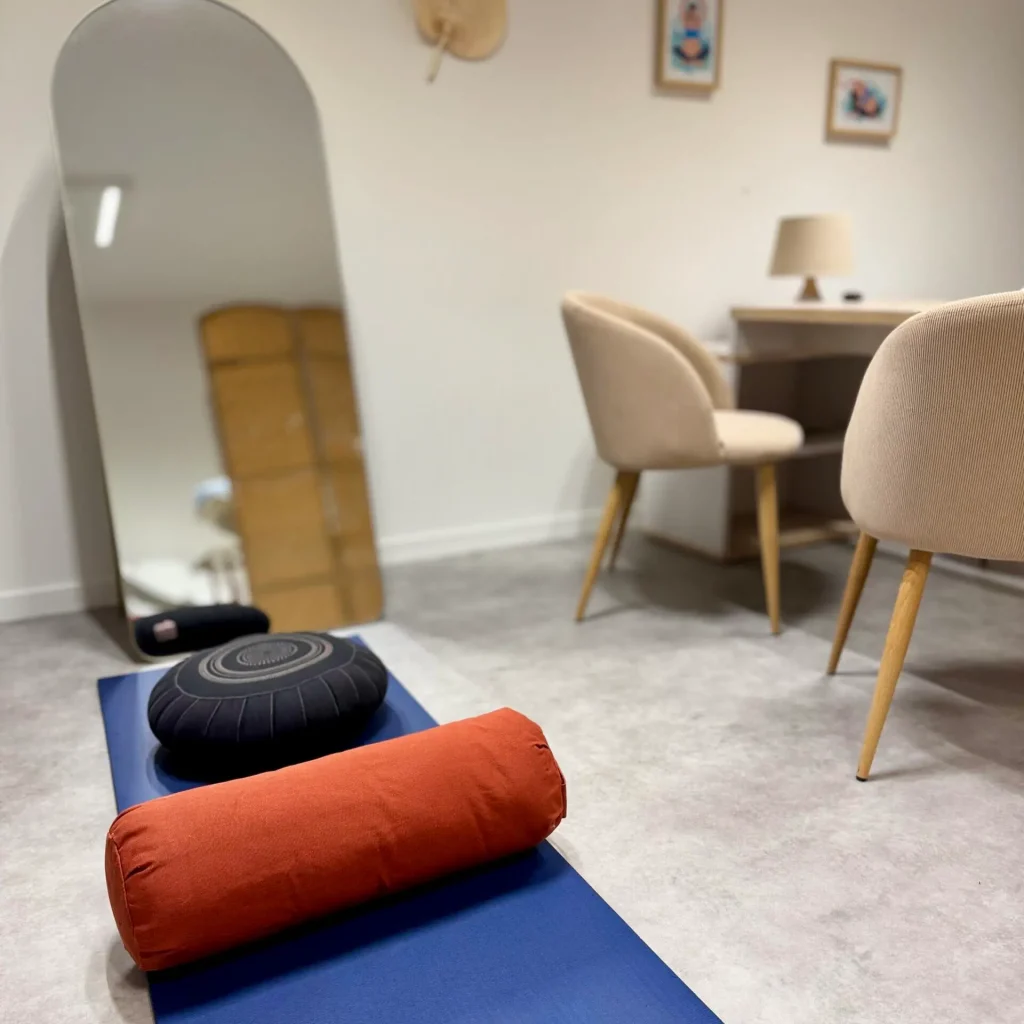 Espace yoga et relaxation au cabinet de la sage-femme, aménagé pour les séances de préparation à la naissance et d’accompagnement corporel.