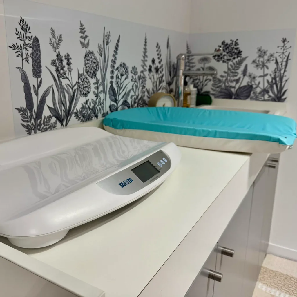 Espace de consultation avec table à langer et balance pour la pesée des nourrissons, dans le cabinet de la sage-femme.