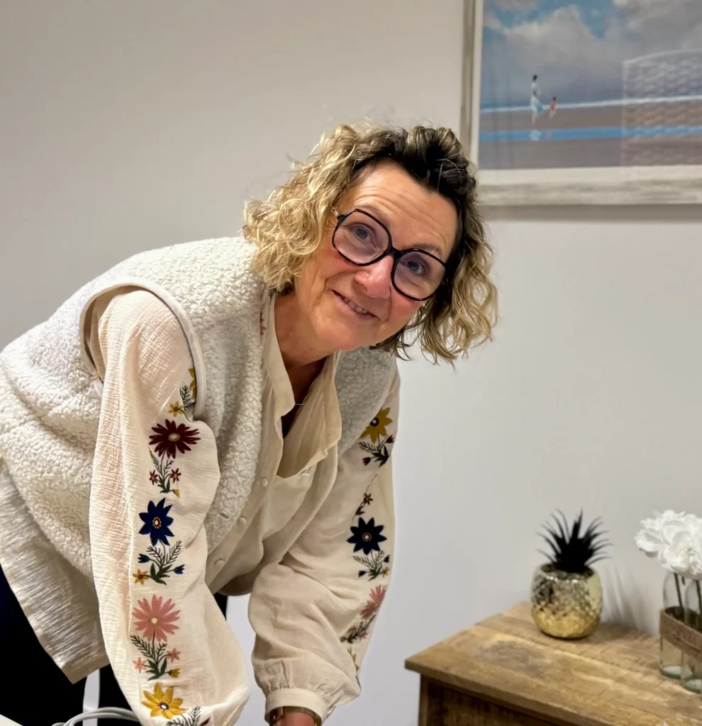 Sage-femme dans son cabinet, préparant une consultation dans un environnement chaleureux et rassurant.